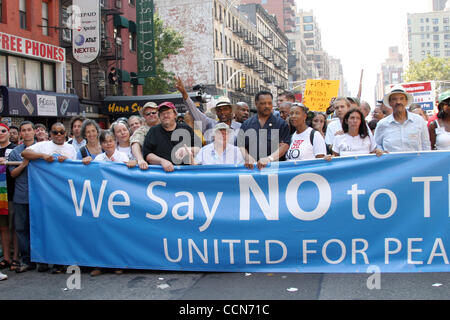 Filmemacher MICHAEL MOORE, Pfr. JESSIE JACKSON, Schauspieler DANNY GLOVER und LESLIE CAGAN, der Direktor der United For Peace, sammeln mit Hunderttausenden in NYC heute um die BUSH-Agenda zu protestieren und die Ankunft der RNC nach New York.  Demonstranten marschierten vor Madison Square Garden, Bush th geben Stockfoto