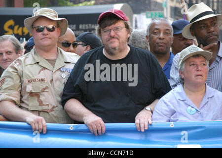 Filmemacher MICHAEL MOORE, Pfr. JESSIE JACKSON, Schauspieler DANNY GLOVER und LESLIE CAGAN, der Direktor der United For Peace, sammeln mit Hunderttausenden in NYC heute um die BUSH-Agenda zu protestieren und die Ankunft der RNC nach New York.  Demonstranten marschierten vor Madison Square Garden, Bush th geben Stockfoto