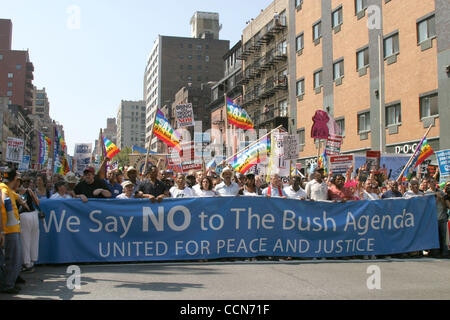 Filmemacher MICHAEL MOORE, Pfr. JESSIE JACKSON, Schauspieler DANNY GLOVER und LESLIE CAGAN, der Direktor der United For Peace, sammeln mit Hunderttausenden in NYC heute um die BUSH-Agenda zu protestieren und die Ankunft der RNC nach New York.  Demonstranten marschierten vor Madison Square Garden, Bush th geben Stockfoto