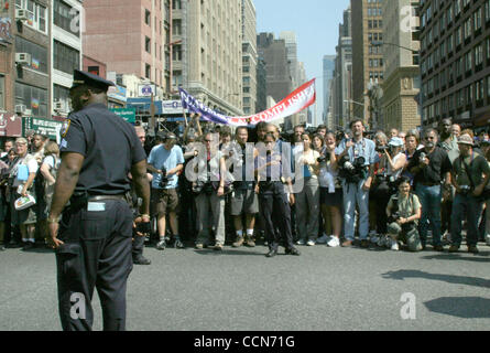 Der Medien kommt zu fotografieren Filmemacher MICHAEL MOORE, Pfr. JESSIE JACKSON, Schauspieler DANNY GLOVER und LESLIE CAGAN, der Direktor der United For Peace, versammeln sich Hunderttausende in New York heute zu protestieren, die BUSH-Agenda mit der Ankunft der RNC nach New York.  Demonstranten marschierten vor Madis Stockfoto