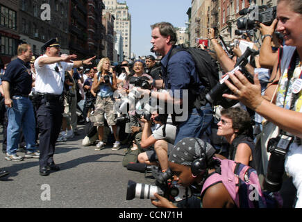 Ein Medienrummel sammelt zu fotografieren Filmemacher MICHAEL MOORE, Pfr. JESSIE JACKSON, Schauspieler DANNY GLOVER und LESLIE CAGAN, der Direktor der United For Peace, die sich mit Hunderttausenden in NYC heute um die BUSH-Agenda zu protestieren und die Ankunft der RNC nach New York zu treffen.  Demonstranten marschierten vor Stockfoto