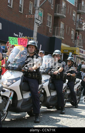 Die Polizei ihre Präsenz als Filmemacher MICHAEL MOORE zeigen, sammeln Pfr. JESSIE JACKSON, Schauspieler DANNY GLOVER und LESLIE CAGAN, der Direktor der United For Peace, mit Hunderttausenden in NYC heute um die BUSH-Agenda zu protestieren und die Ankunft der RNC nach New York.  Demonstranten marschierten vor Mad Stockfoto