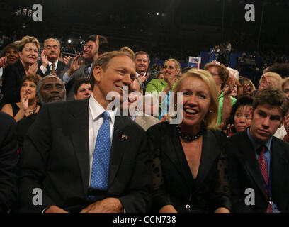 30. August 2004; New York, NY, USA; NY Gouverneur GEORGE PATAKI & seiner Frau LIBBY am ersten Tag der Republican National Convention statt im Madison Square Garden. Stockfoto