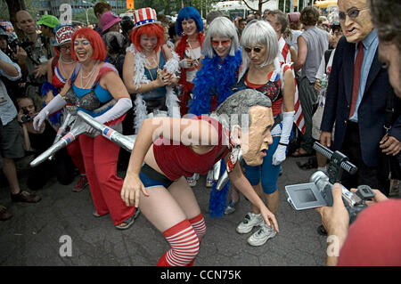 30. August 2004; New York, NY, USA; Kostümierte Demonstranten an der RNC in New York City. Stockfoto