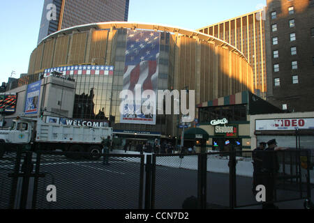30. August 2004; New York, NY, USA; Eine Ansicht des Madison Square Garden, wo Proteste während der Republican National Convention weiter. Stockfoto