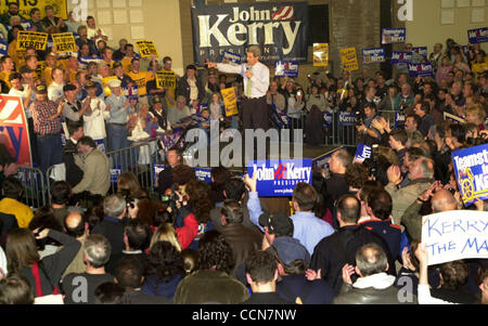 Demokratische Präsidentschaftskandidat Senator John Kerry spricht Anhängern zu den Kutscher Halle Freitag, 27. Februar 2004, in Oakland, Kalifornien (Contra Costa Times / Doug Duran) Stockfoto