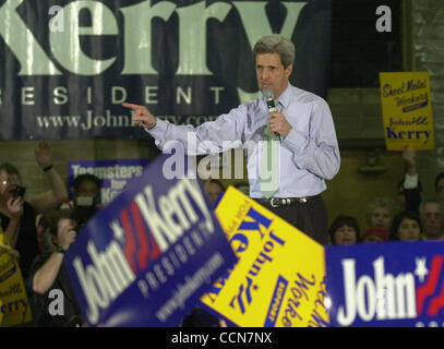 Demokratische Präsidentschaftskandidat Senator John Kerry spricht Anhängern zu den Kutscher Halle Freitag, 27. Februar 2004, in Oakland, Kalifornien (Contra Costa Times / Doug Duran) Stockfoto