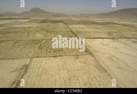 31. August 2004; Afghanistan; Foto: Datum unbekannt; Eine Antenne gedreht zwischen Kandahar und Tarin Kowt Afghanistan. Ohne Wasser bleiben die Felder leer. Während Wahlen und Kriegsherren Nachrichten im Westen machen, Fragen Sie die durchschnittliche Afghanen in den Straßen und er wird Ihnen sagen, dass das Fehlen von Wasser den uSonic ist Stockfoto