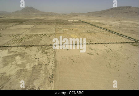 31. August 2004; Afghanistan; Foto: Datum unbekannt; Eine Antenne gedreht zwischen Kandahar und Tarin Kowt Afghanistan. Ohne Wasser bleiben die Felder leer. Während Wahlen und Kriegsherren Nachrichten im Westen machen, Fragen Sie die durchschnittliche Afghanen in den Straßen und er wird Ihnen sagen, dass das Fehlen von Wasser den uSonic ist Stockfoto