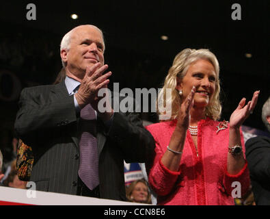 1. September 2004; New York, NY, USA; Senator JOHN MCCAIN & seine Frau CINDY an Tag drei der Republican National Convention 2004 statt im Madison Square Garden. Stockfoto