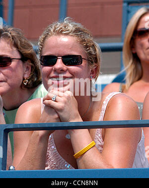 Sep 01, 2004; Flushing Meadows, New York, USA; Tennis-star KIM CLIJSTERS Belgiens wurde auf Seite #4 Samen Lleyton Hewitt von Australien in seinem Match gegen Wayne Ferreira Russlands auf die US Open Tennis Championships jubeln.  CLIJSTERS ist nicht in der Lage, die diesjährigen US Open wegen Handgelenkschirurgie spielen. Stockfoto