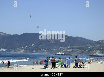 Sep 05, 2004; Los Angeles, Kalifornien, USA; Temperaturen und sonnigen Himmel brachte erwarteten Menschenmassen auf dem Strand von Santa Monica während den Labor Day Wochenende. Das California Department of Forestry ist in höchster Alarmbereitschaft, nachdem eine Brandwache Wetter für Teile der Central Coast ausgestellt wird. Trockenen und feuchten niedrig Stockfoto