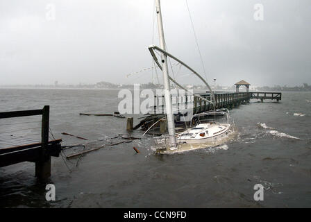 Leben Sie METRO - Hurrikan FRANCES---2/3--WEST PALM BEACH--das Segelboot, die Catawba vor dem Fishing Pier im Currie Park, Sonntag Morgen liegt. Personal-Foto von Bob Shanley. Stockfoto