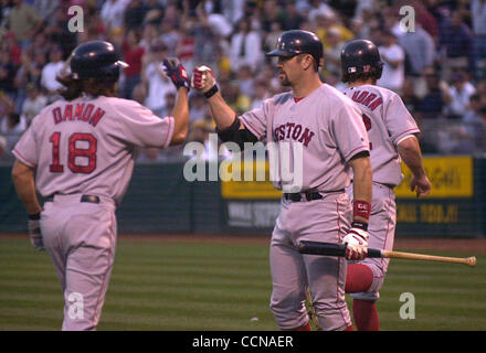 Boston Red Sox Catcher Jason Varitek (Mitte) gratuliert Johnny Damon (links) nach Damon und Mark Bellhorn erzielte bei einem Treffer von David Ortiz im ersten Inning gegen der Oakland A's in Oakland, Kalifornien auf Mittwoch, 8. September 2004.  (Dean Coppola/Contra Costa Times) Stockfoto