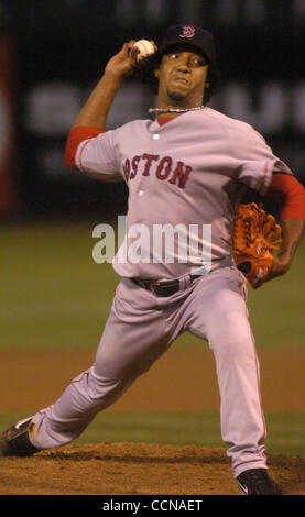 Red Sox Krug Pedro Martinez liefert einen Stellplatz im ersten Inning gegen der A in Oakland, Kalifornien auf Mittwoch, 8. September 2004.  (Dean Coppola/Contra Costa Times) Stockfoto