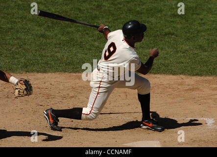 San Francisco Giants Marquis Grissom, #9, Uhren die Flucht der seinen Grand Slam Home Run gegen die Arizona Diamondbacks im 6. Inning ihres Spiels auf Samstag, 4. September 2004 im SBC Park in San Francisco, Kalifornien-Riesen-Spieler, die Deivi Cruz, Barry Bonds und Pedro Feliz auf dem Spielen erzielte. Die Stockfoto