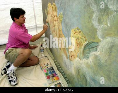 Künstler Manuel Cruz III arbeitet an einer Kreide-Wandbild an der Plaza entlang Main St. in Martinez, Kalifornien auf Mittwoch, 8. September 2004.  Dies ist für eine kommende Straße Malerei-Festival namens Festa Italia in Martinez.  (Contra Costa Zeitungen/di Nam Ton) Stockfoto