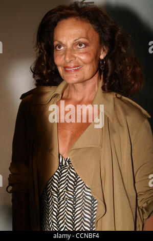 Mode-Designerin DIANE VON FURSTENBERG vor ihrer Vorführung ihrer Frühjahr 2005 Fashion Show in New York City. Stockfoto