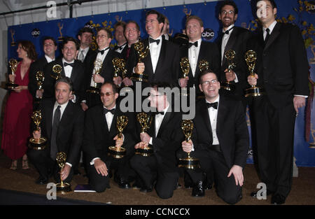 Sep 19, 2004; Los Angeles, Kalifornien, USA; EMMYS 2004: The Daily Show with JON STEWART, Gewinner des hervorragende Vielzahl, Musik oder Comedy-Serie im Presseraum an der 56th Annual Primetime Emmy Awards im Shrine Auditorium in Los Angeles statt. Stockfoto