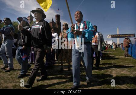 (VERÖFFENTLICHTEN 22.09.2004, A-20, UTS1833637) Mitglieder des Stammes Viejas aus der Gegend von San Diego marschierten vorbei an das Smithsonian Institut während der Native Nationen Prozession auf der National Mall, Dienstagmorgen in Washington, DC. Stockfoto