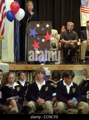 Alameda Bürgermeister Beverly Johnson im Gespräch mit den Schülern während der Saint-Joseph Fachschaft Einweihung am St.-Josephs Grundschule am Freitag, 17. September 2004 in Alameda, Kalifornien (Contra Costa Times / Gregory Urquiaga) Stockfoto