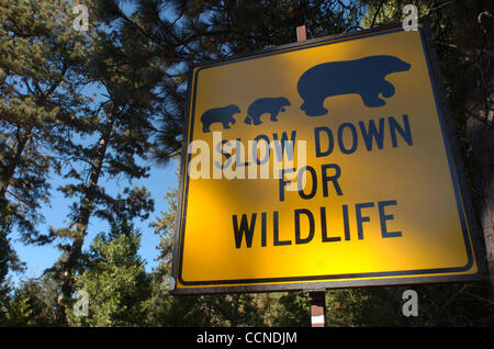 Sep 23, 2004; Kings Canyon, Kalifornien, USA; "In Gottes Wildheit liegt die Hoffnung der Welt - der süße, frische, unblighted, unerlöste Wildnis." Zitat von John Muir, 1838-1914, Gründer von The Sierra Club. Eine Autobahn Hinweises auf Route 180 Besucher zu verlangsamen für Tierwelt im Park. Stockfoto