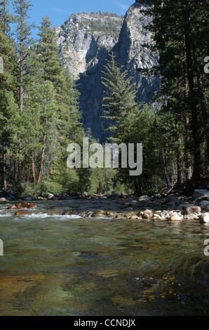 Sep 23, 2004; Kings Canyon, Kalifornien, USA; Suchen Sie in der South Fork des Königs River, Kings Canyon National Park. Stockfoto