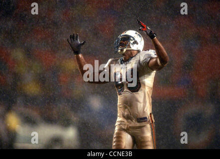 26.09.04--Miami--Jason Taylor im Regen zwischen tiefen während eines Spiels gegen die Steelers im Pro Player Stadium in Miami Sonntag findet. Personal Photo by Gary Coronado/Palm Beach Post. NICHT FÜR DEN VERTRIEB AUßERHALB COX PAPERS.   PALM BEACH, BROWARD, MARTIN, ST. LUCIE, INDIAN RIVER UND OKEECHOBEE COU Stockfoto