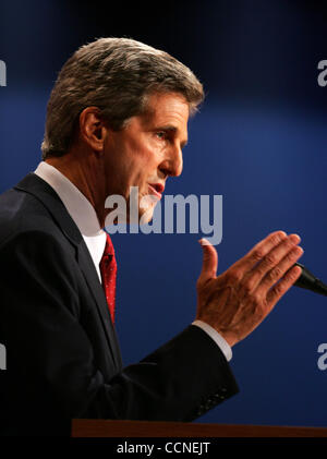 Sep 30, 2004; Coral Gables, FL, USA; Präsidentschaftskandidat JOHN F. KERRY spricht während der ersten Präsidentschafts-Debatte, gesponsert von der Kommission auf Präsidentendebatten statt an der University of Miami. Stockfoto