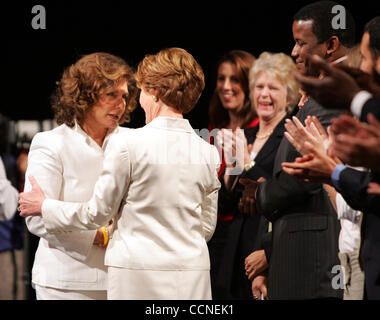 Sep 30, 2004; Coral Gables, FL, USA; First Lady Laura Bush (R) und TERESA HEINZ KERRY Austausch Grüße während der ersten Präsidentschafts-Debatte, gesponsert von der Kommission auf Präsidentendebatten statt an der University of Miami. Stockfoto