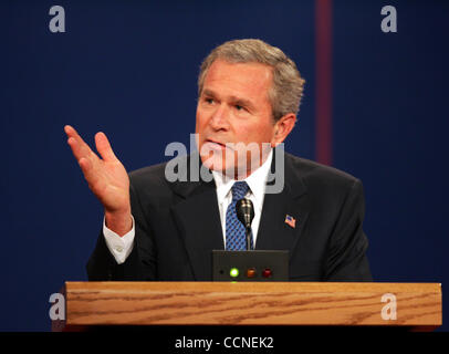 Sep 30, 2004; Coral Gables, FL, USA; Präsident GEORGE W. BUSH spricht während der ersten Präsidentschafts-Debatte, gesponsert von der Kommission auf Präsidentendebatten statt an der University of Miami. Stockfoto