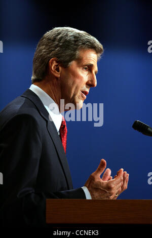 Sep 30, 2004; Coral Gables, FL, USA; Präsidentschaftskandidat JOHN F. KERRY spricht während der ersten Präsidentschafts-Debatte, gesponsert von der Kommission auf Präsidentendebatten statt an der University of Miami. Stockfoto