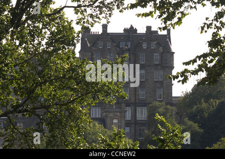 3. Oktober 2004; Edinburgh, Schottland, Vereinigtes Königreich; Edinburgh liegt an der Ostküste auf den Firth of Forth Schottlands Hauptstadt. Edinburgh ist der Sitz des schottischen grösserer und Heimat von Edinburgh Castle ist eine eindrucksvolle Landmarke mit einer faszinierenden Geschichte von 3000 Jahren und war die Residenz der vielen Sco Stockfoto