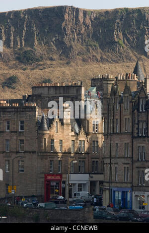 3. Oktober 2004; Edinburgh, Schottland, Vereinigtes Königreich; Edinburgh liegt an der Ostküste auf den Firth of Forth Schottlands Hauptstadt. Edinburgh ist der Sitz des schottischen grösserer und Heimat von Edinburgh Castle ist eine eindrucksvolle Landmarke mit einer faszinierenden Geschichte von 3000 Jahren und war die Residenz der vielen Sco Stockfoto