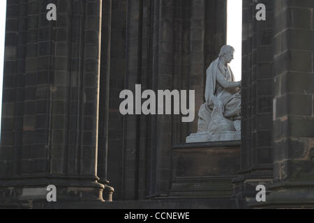 3. Oktober 2004; Edinburgh, Schottland, Vereinigtes Königreich; Edinburgh liegt an der Ostküste auf den Firth of Forth Schottlands Hauptstadt. Edinburgh ist der Sitz des schottischen grösserer und Heimat von Edinburgh Castle ist eine eindrucksvolle Landmarke mit einer faszinierenden Geschichte von 3000 Jahren und war die Residenz der vielen Sco Stockfoto