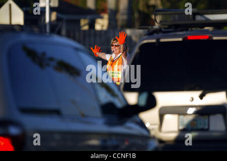 WELLINGTON; 04.10.04: Crossing Guard Christy Chupp (Cq) stoppt Verkehr auf Greenbriar Blvd für Kinder auf dem Weg zu neuen Horizonten Elementary School, Montag Morgen, der erste Tag in der Schule (zum dritten Mal in diesem Jahr) zu überqueren.   Palm Beach County Schulen waren die ganze letzte Woche wegen Hurrikan Jean Stockfoto