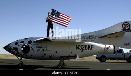 4. Oktober 2004; Mojave, Kalifornien, USA; Astronaut BRIAN BINNIE reitet auf einem Raumschiff nach seinem suborbitalen Flug gewinnt den Ansari X Prize in Mojave. 0 Millionen-Preis geht an die erste Mannschaft, das Gewicht-Äquivalent von drei Personen in den suborbitalen Raum zweimal innerhalb von zwei Wochen zu starten. Stockfoto