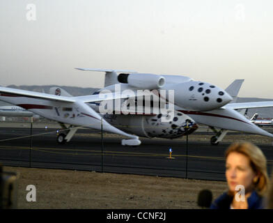 4. Oktober 2004; Mojave, Kalifornien, USA; SpaceShipOne, Reiten unter den Piloten Platane White Knight, zieht auf den Mojave Airport Start-und Landebahn auf dem Weg zum Gewinn 0 Millionen Ansari X-Prize Mojave. Pilotiert von Brian Binnie, SpaceShipOne erhielt den Preis nach immer das erste kommerzielle Raumschiff zu reac Stockfoto