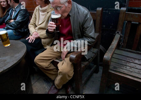 5. Oktober 2004; Leeds, UK; Britischer Mann genießt einen Pint "Bitter" (Bier) zur Mittagszeit in einem Biergarten in Leeds. Pie Chips und Erbsenpüree oder Bohnen mit einem Pint sind traditionelles Mittagessen in England. Es gibt viele herausragende Pubs servieren real Ale im Vereinigten Königreich. Alkohol und Alkoholiker. Stockfoto