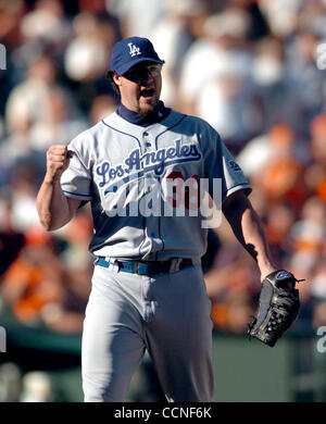 Los Angeles Dodgers Eric Gagne pumpt seine Faust, nachdem was er dachte, war das Finale aus dem Spiel San Francisco Giants Slugger Barry Bonds zuerst im 9. Inning ihres Spiels im SBC Park in San Francisco, Kalifornien, auf Sonntag, 26. September 2004 raus. Anleihen den Wurf zu schlagen und war sicher bei Tanne Stockfoto