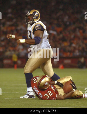 San Francisco Vierzig Niner Runningback Kevan Barlow wird gestoppt, indem die St. Louis Rams Ryan Pickett im 4. Quartal ihres Spiels Monster Park in San Francisco Kalifornien, Sonntag Oktober 2,2004. Die Rams gewann 24-14. (Contra Costa Times / Bob Larson) 2004 Stockfoto