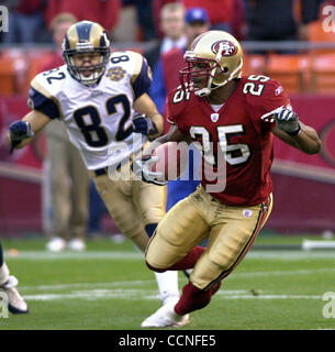 San Francisco 49ers Runningback Jamal Robertson kehrt ein Kick-off im ersten Quartal des Spiels Monster Park in San Francisco, Kalifornien, am Sonntag, 3. Oktober 2004. Robertson hat eine Geschichte von Gefummel den Ball im Spiel gegen die Arizona Cardinals 10. Okt. war. (EDDIE LEDESMA / MAL) Stockfoto