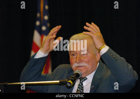 Lech Walesa, der ehemalige Präsident von Polen und 1983 Friedensnobelpreisträger, spricht an der Athener Schule, Sonntag, 26. September 2004, in Danville, Kalifornien Walesa war in der Schule, die Goetz Akademie-Projekt für eine Schule in Europa einzuführen. (Contra Costa Times / Susan Tripp Pollard) Stockfoto