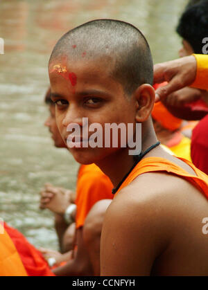 6. Oktober 2004; Pashupatinath, Kathmandu, NEPAL; Srawan ist eines der wichtigsten Festivals unter den Hindu-Gemeinschaft in Indien und Nepal. Hindu-Anhänger sind berühmt für barfuß laufen und schreien "Bol Bum", ein Spitzname für den Hindu-Gott Shiva. In den hinduistischen Monat (Juli - August) Srawan Anhänger werden Cel Stockfoto