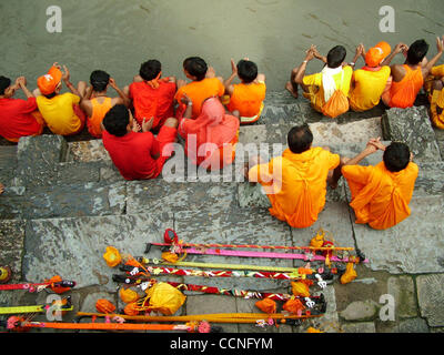 6. Oktober 2004; Pashupatinath, Kathmandu, NEPAL; Srawan ist eines der wichtigsten Festivals unter den Hindu-Gemeinschaft in Indien und Nepal. Hindu-Anhänger sind berühmt für barfuß laufen und schreien "Bol Bum", ein Spitzname für den Hindu-Gott Shiva. In den hinduistischen Monat (Juli - August) Srawan Anhänger werden Cel Stockfoto