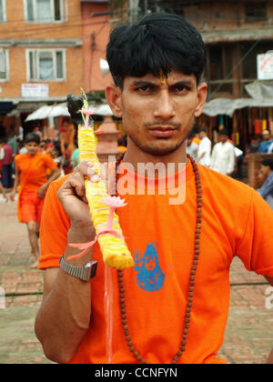 6. Oktober 2004; Pashupatinath, Kathmandu, NEPAL; Srawan ist eines der wichtigsten Festivals unter den Hindu-Gemeinschaft in Indien und Nepal. Hindu-Anhänger sind berühmt für barfuß laufen und schreien "Bol Bum", ein Spitzname für den Hindu-Gott Shiva. In den hinduistischen Monat (Juli - August) Srawan Anhänger werden Cel Stockfoto