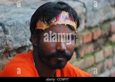 6. Oktober 2004; Pashupatinath, Kathmandu, NEPAL; Srawan ist eines der wichtigsten Festivals unter den Hindu-Gemeinschaft in Indien und Nepal. Hindu-Anhänger sind berühmt für barfuß laufen und schreien "Bol Bum", ein Spitzname für den Hindu-Gott Shiva. In den hinduistischen Monat (Juli - August) Srawan Anhänger werden Cel Stockfoto