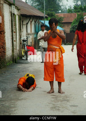 6. Oktober 2004; Pashupatinath, Kathmandu, NEPAL; Srawan ist eines der wichtigsten Festivals unter den Hindu-Gemeinschaft in Indien und Nepal. Hindu-Anhänger sind berühmt für barfuß laufen und schreien "Bol Bum", ein Spitzname für den Hindu-Gott Shiva. In den hinduistischen Monat (Juli - August) Srawan Anhänger werden Cel Stockfoto