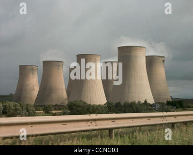 6. Oktober 2004; Nottingham, UK; Ratcliffe-on-Soar Kohlekraftwerk Kraftwerk in England. Das Kraftwerk hat massive Schornsteine, die steigen hoch in die Luft und Rauch und Dämpfe in die Atmosphäre zu senden, während von einer grünen Landschaft umgeben. Kohle betriebene Strom Erzeugung Energie führte zu einer Stockfoto