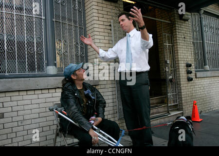 San Francisco Bürgermeister Gavin Newsom startet eine neue Initiative, Projekt Obdachlose zu verbinden, zu erreichen, um Obdachlose und verstehen, warum viele von ihnen bevorzugen, außerhalb zu leben. Der Bürgermeister eine schwere Obdachlosigkeit Problem geerbt und hat die Aufgabe persönlich Überwachung von Projekten, die Stockfoto